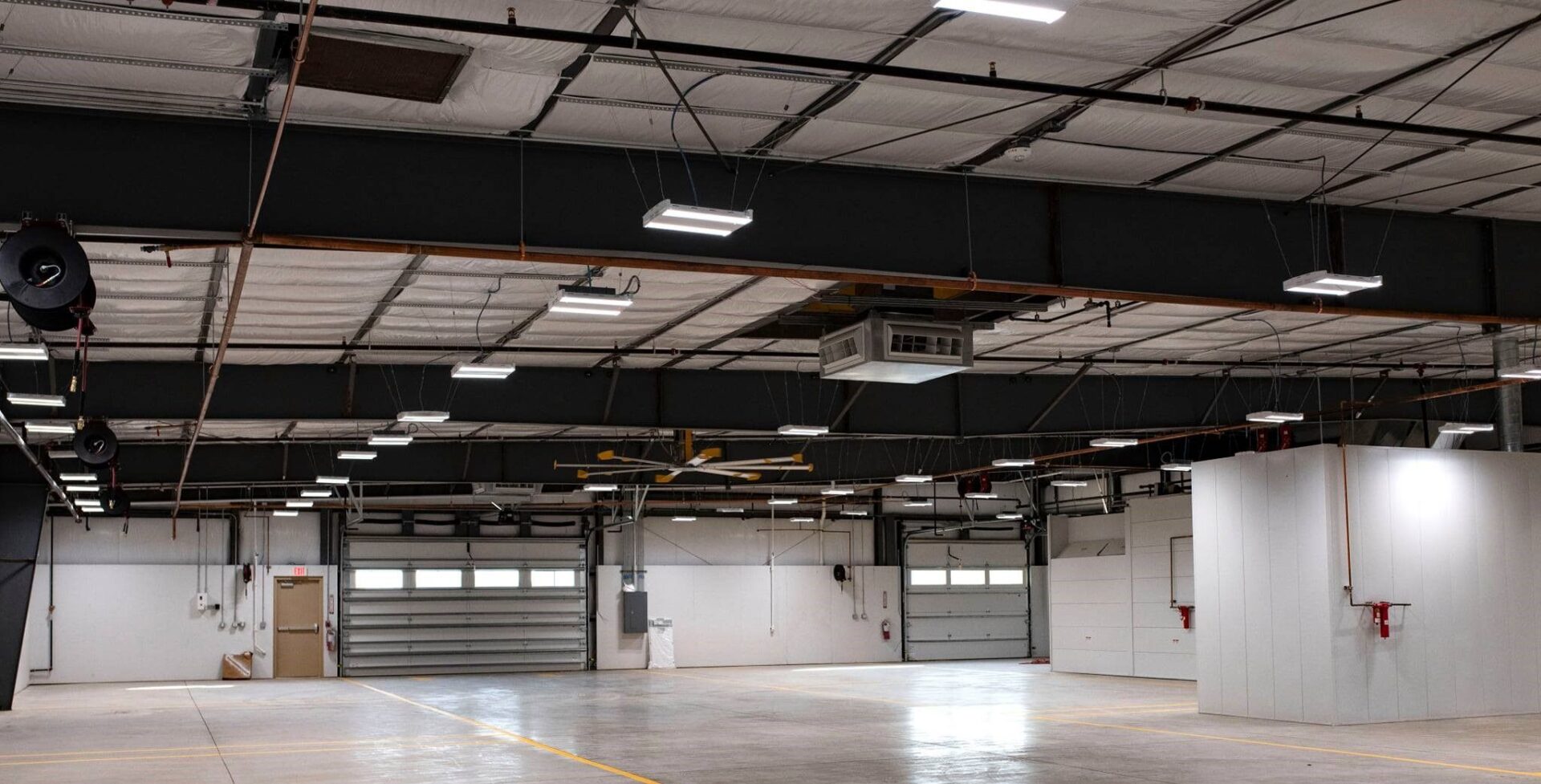 A large warehouse with lots of lights and overhead lighting.